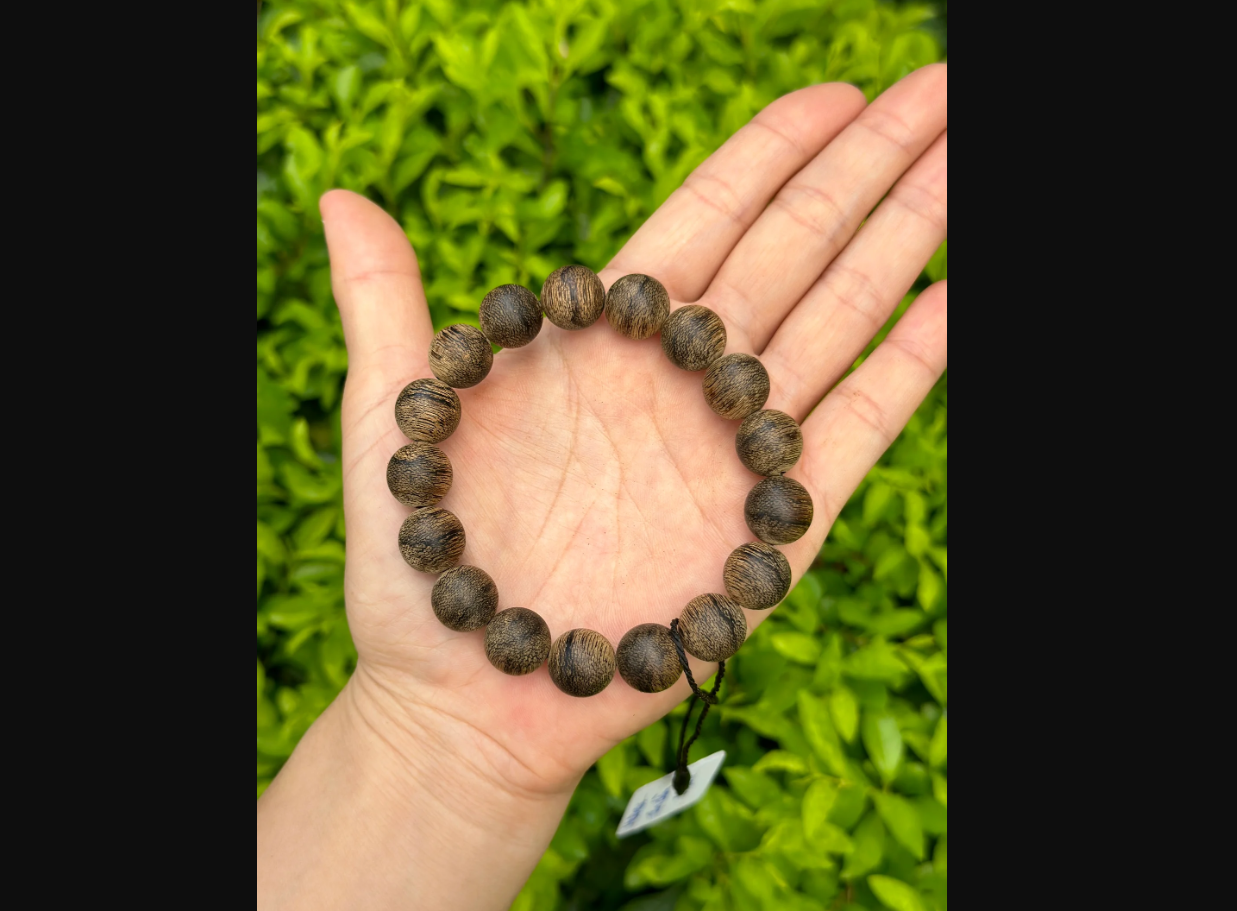 Vòng tay Trầm Hương chìm nước size 12mm quý hiếm